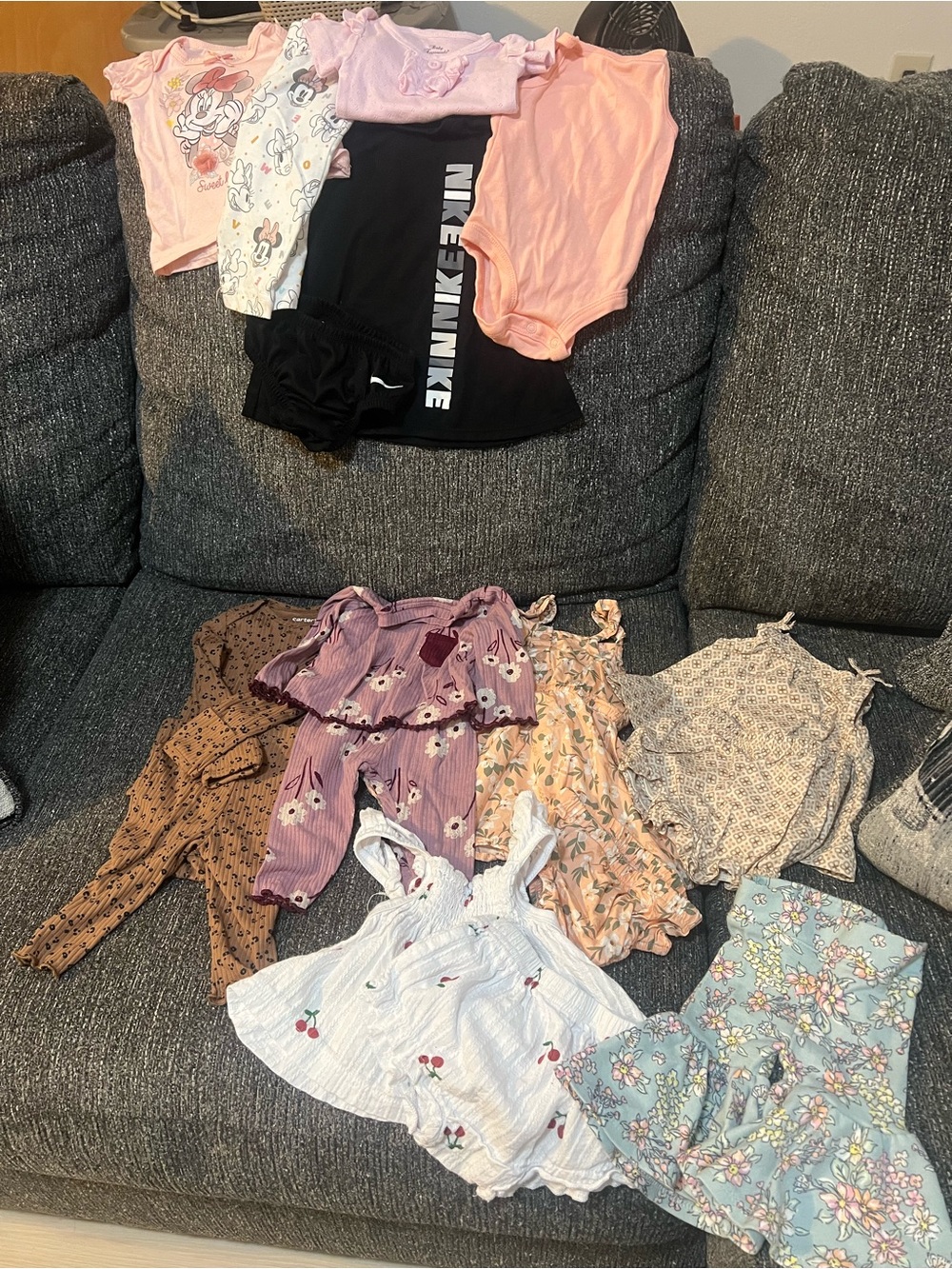 10 piece (mostly outfits) 0-3 baby clothes very nice condition